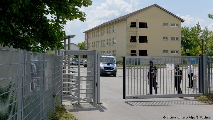 Arratisen 11 emigrantë të paligjshëm nga qendra e pritjes në Karreç të Durrësit, AMP-ja nis hetimet për punonjësit e policisë