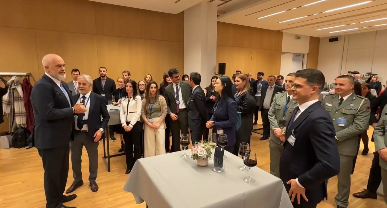 Kryeministri Rama takim me stafin ushtarak dhe civil të Shqipërisë në NATO: Keni shkëlqyer! Jeni bërë pjesë e aleancës pa asnjë kushëri, pa asnjë parti