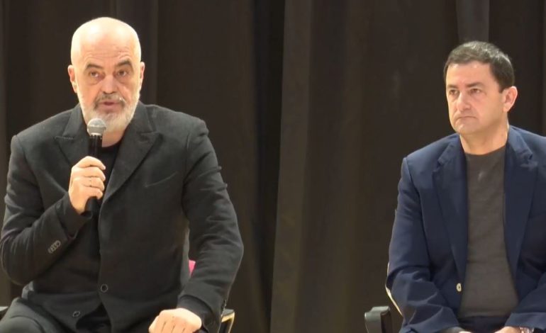 Edi Rama dhe Vangjel Tavo japin titujt e pronësisë për shtëpitë e trashëguara në Himarë, kryeministri: Do bëjmë realitet edhe mbylljen e procesit të AMTP-ve