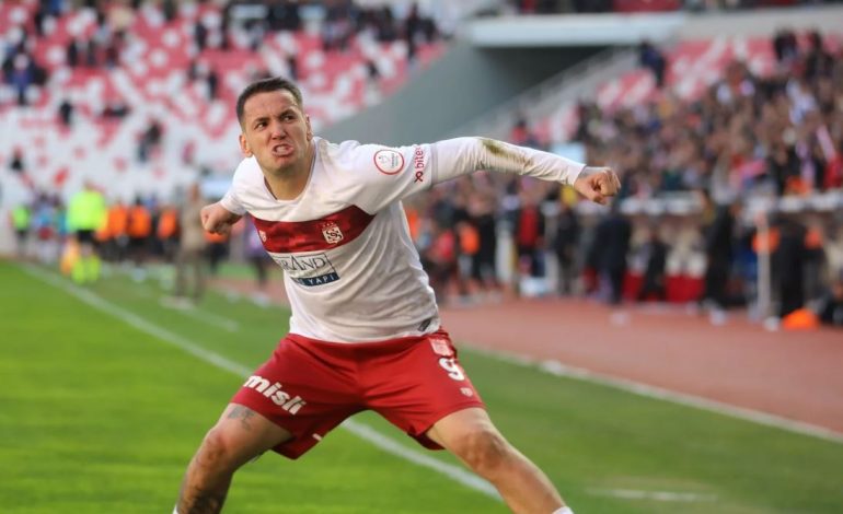 “Nuk ka rinovuar”, Rey Manaj “tremb” Sicasspor: Të shohim në janar