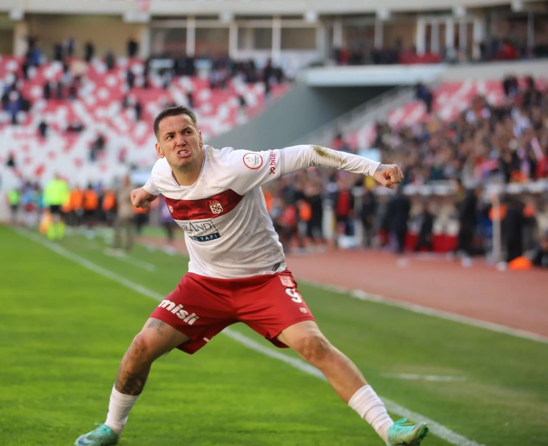 “Nuk ka rinovuar”, Rey Manaj “tremb” Sicasspor: Të shohim në janar