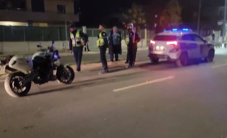 Aksident në Durrës, kalimtarja përplaset në vijat e bardha