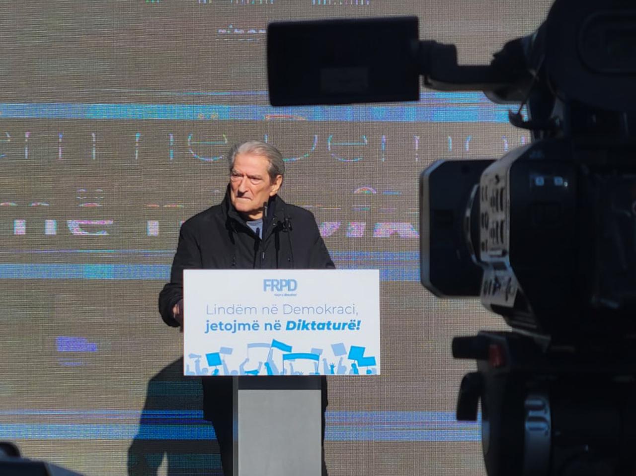 “Shqipëria po jeton një diktaturë, e cila zgjedhjet i ka shndërruar në fasadë”/ Sot Dita e Rinisë, Berisha bën thirrje: Të vazhdojmë me mosbindjen civile!