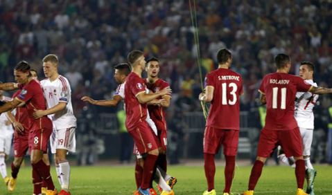 “The Sun” pasqyron rivalitetin mes Shqipërisë dhe Serbisë, media britanike i bën “dalje” kuqezinjve. Tifozët japin opinionin e tyre