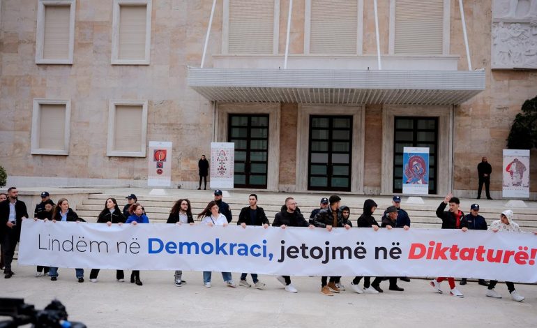 Sot Dita e Rinisë/ Të rinjtë e FRPD marshojnë me pankarta në duar: “Lindëm në Demokraci, jetojmë në diktaturë” (FOTO)