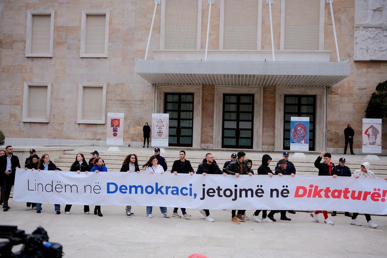 Sot Dita e Rinisë/ Të rinjtë e FRPD marshojnë me pankarta në duar: “Lindëm në Demokraci, jetojmë në diktaturë” (FOTO)