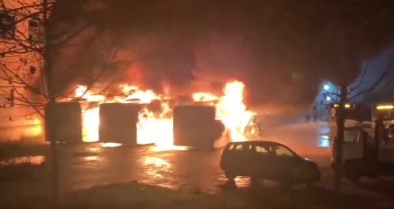 Autobusi përfshihet nga flakët në parking, digjen edhe dy urbanë të tjerë! Ja çfarë dyshohet