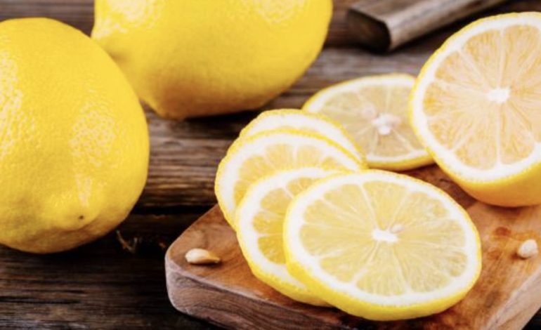 Uji i Ngrohtë me Limon Herët në Mëngjes – Për Shëndet të Mirë dhe Trup në Formë