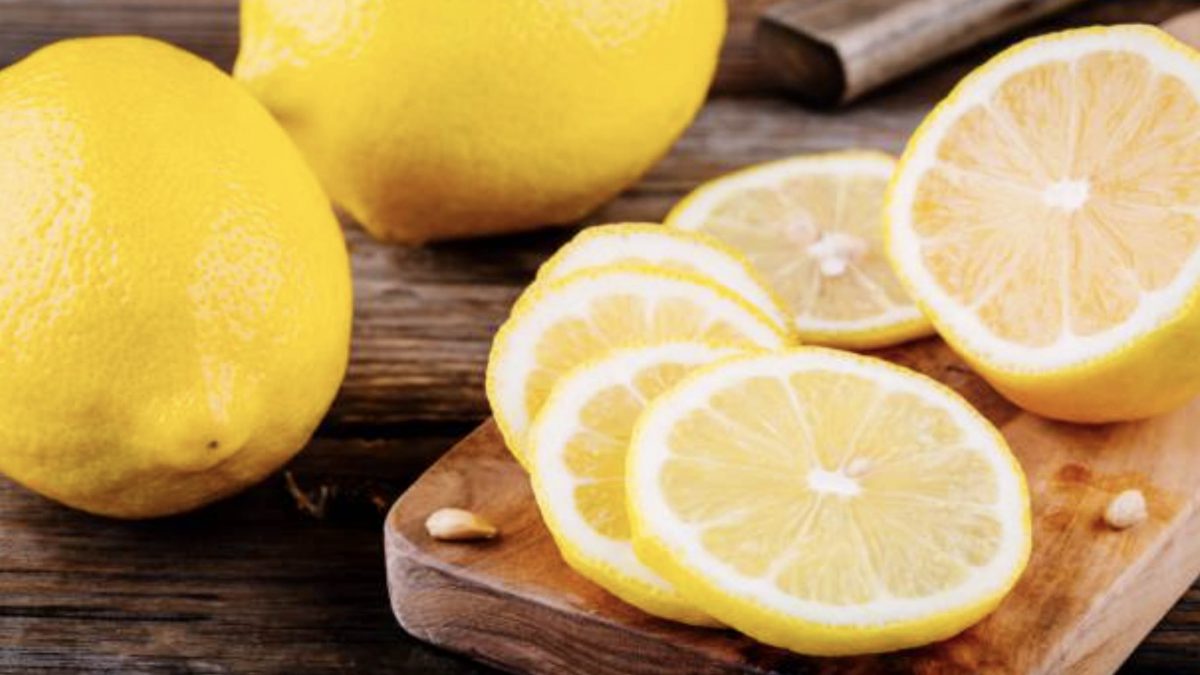 Uji i Ngrohtë me Limon Herët në Mëngjes – Për Shëndet të Mirë dhe Trup në Formë