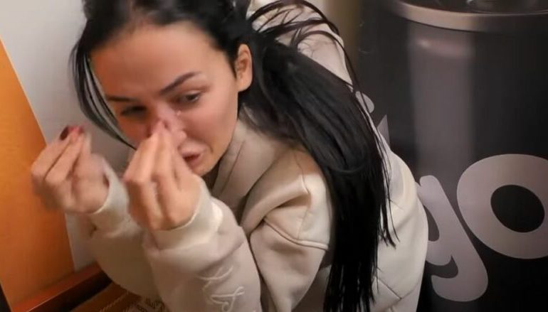 “Ti ‘veç për doggy je’”/Xheneta përballet me akuzat e Gjestit, ‘shpërthen’ në lot