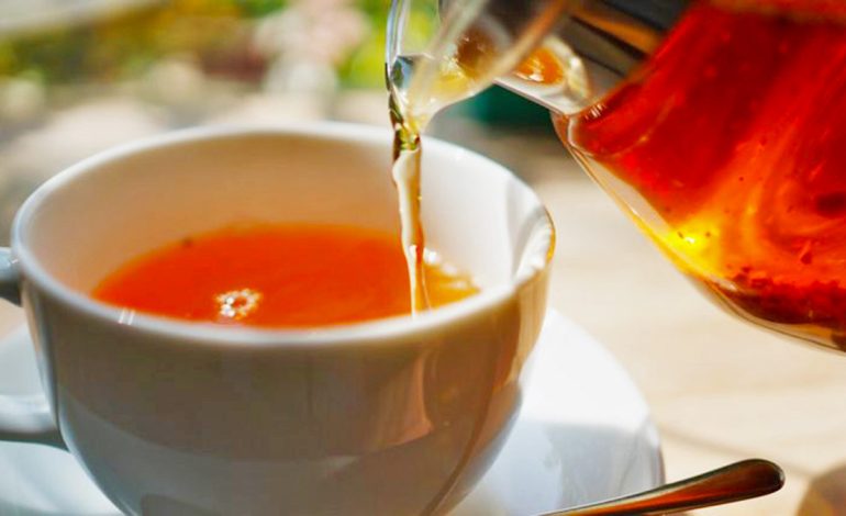 Katër Çajra Bimorë që Duhet të Përdorni për Tretjen dhe Dhimbjet e Stomakut