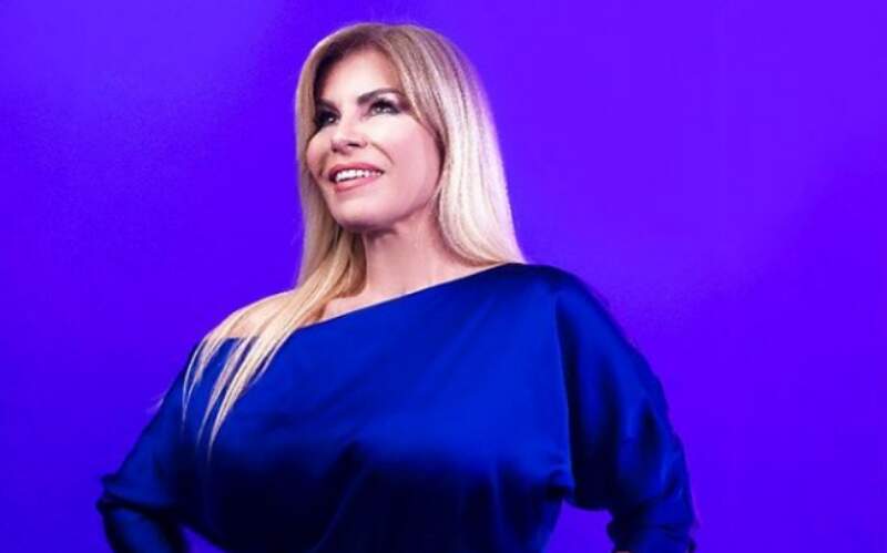 Video/ Manjola Nallbani rrëzohet në koncertin e Vitit të Ri, lëndon këmbën