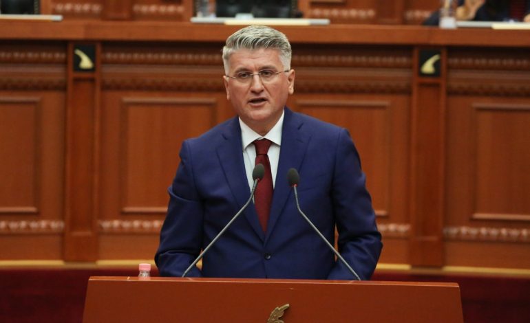 “Kronikë e shkurtër ngarkim-shkarkimi nga Kuvendi”- Satira e Agron Gjekmarkajt: Ishallah s’na sheh kush, do na i nxjerrin nga hundët