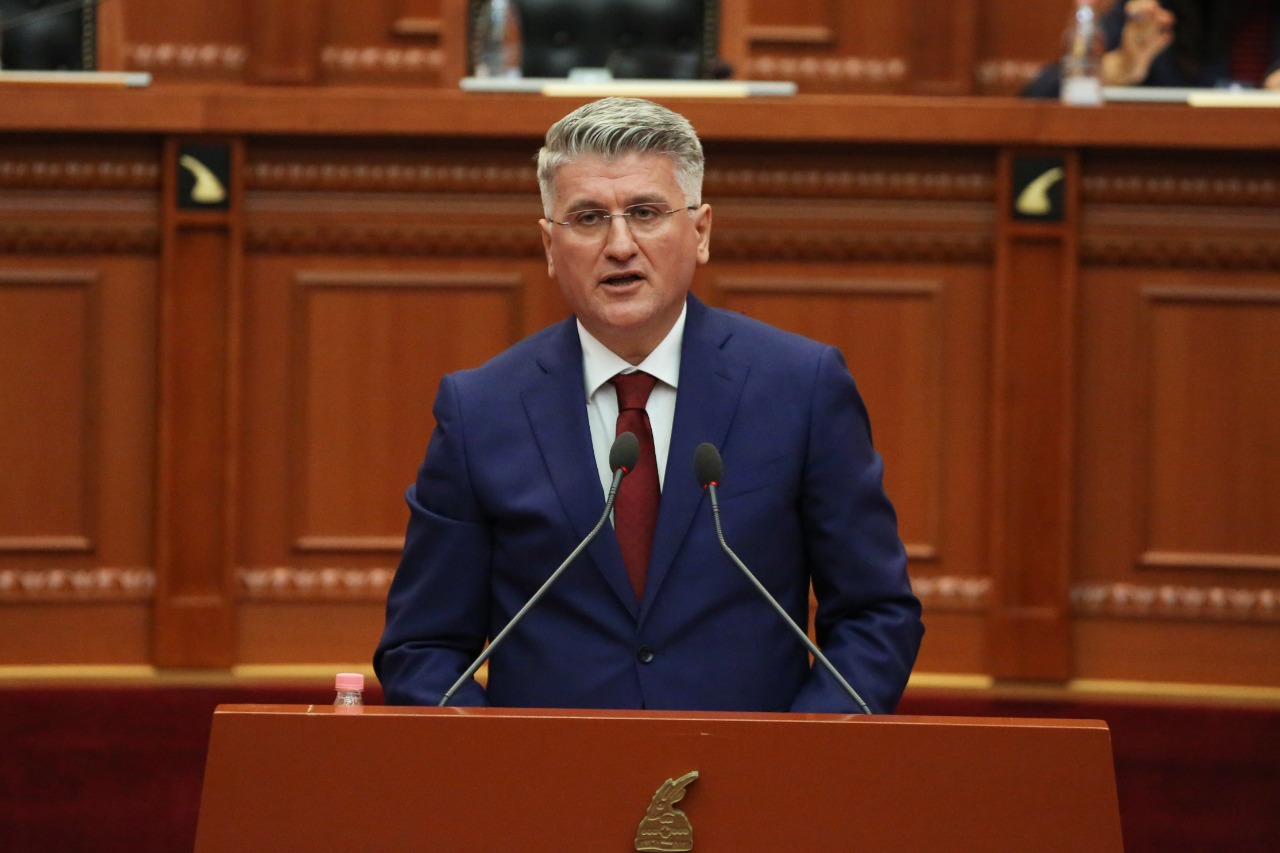 “Kronikë e shkurtër ngarkim-shkarkimi nga Kuvendi”- Satira e Agron Gjekmarkajt: Ishallah s’na sheh kush, do na i nxjerrin nga hundët