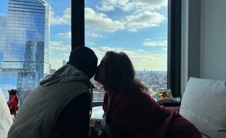 Emocionuese/ Parashqevi Simaku më në fund takohet me djalin e saj