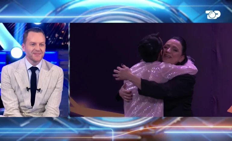 Egli shpërthen në lot, surprizohet nga mamaja e saj