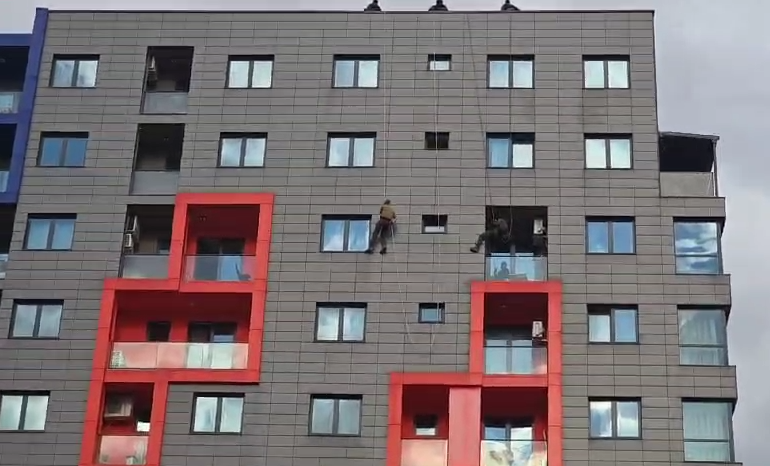 Ngjarja në Astir, shpallen në kërkim pesë persona, policia: Mbajtën të mbyllur në banesë 21-vjeçaren