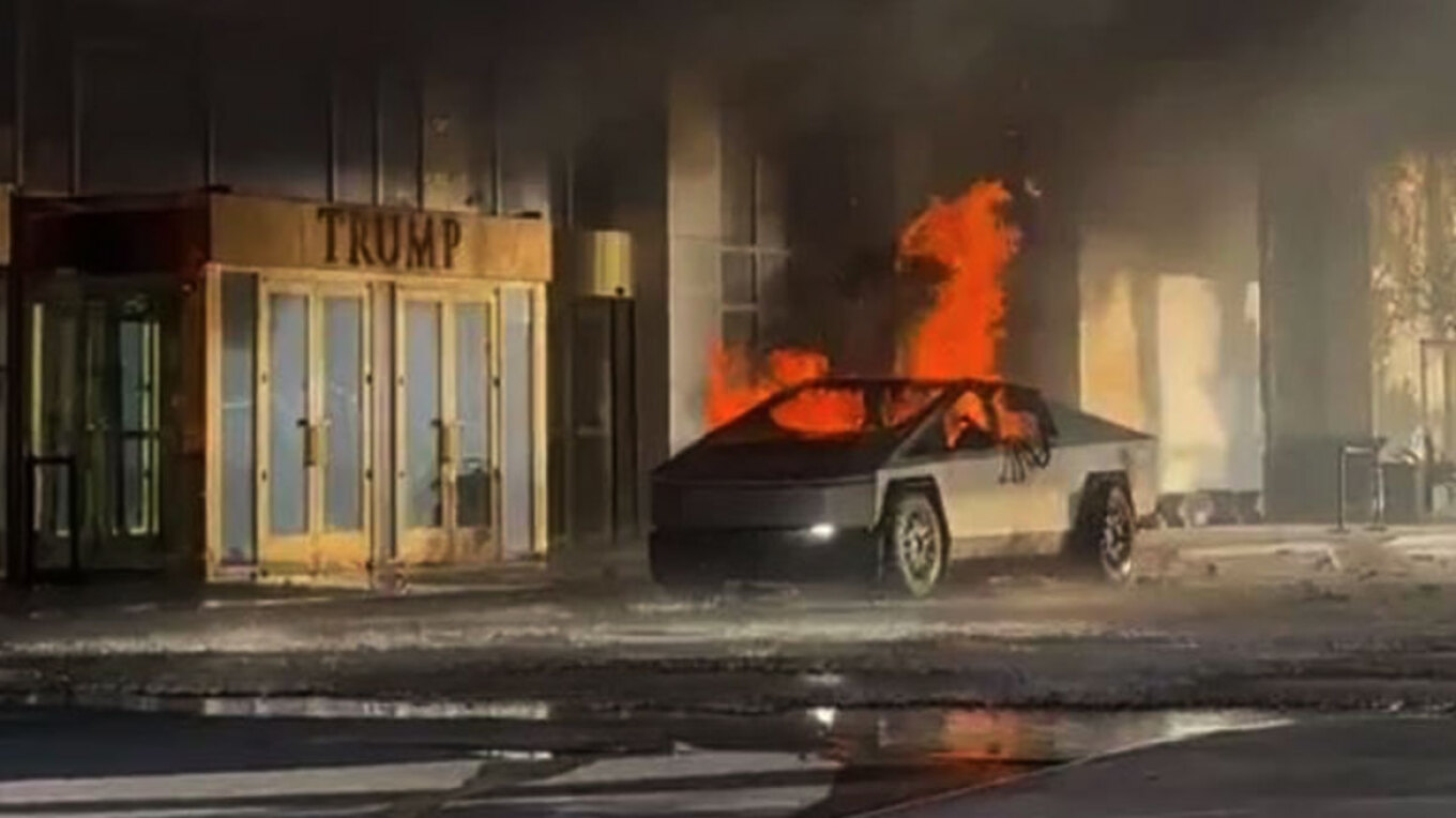 VIDEO/ Shpërthimi në flakë i një makine “Tesla Cybertruck” në hyrje të hotelit të Trump, raportohet për një viktimë dhe disa të lënduar
