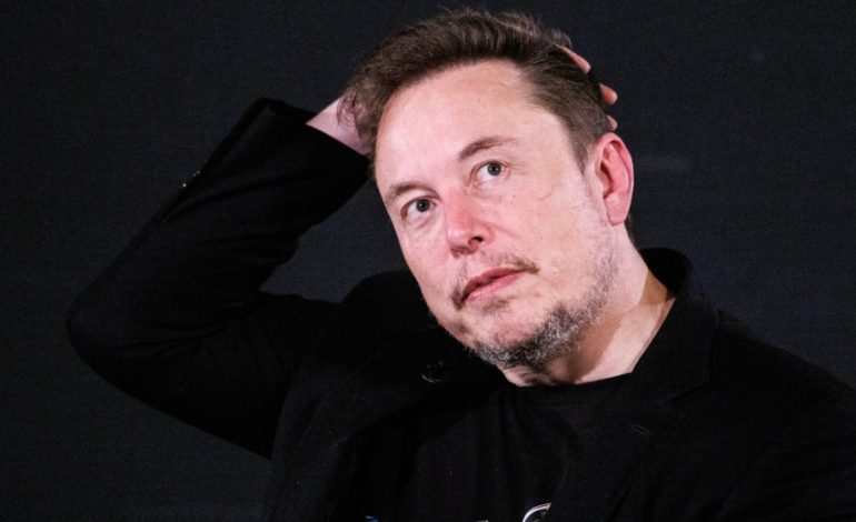 E bujshme/ Elon Musk kërkon të blejë skuadrën e Liverpool! Babai i miliarderit zbulon planet