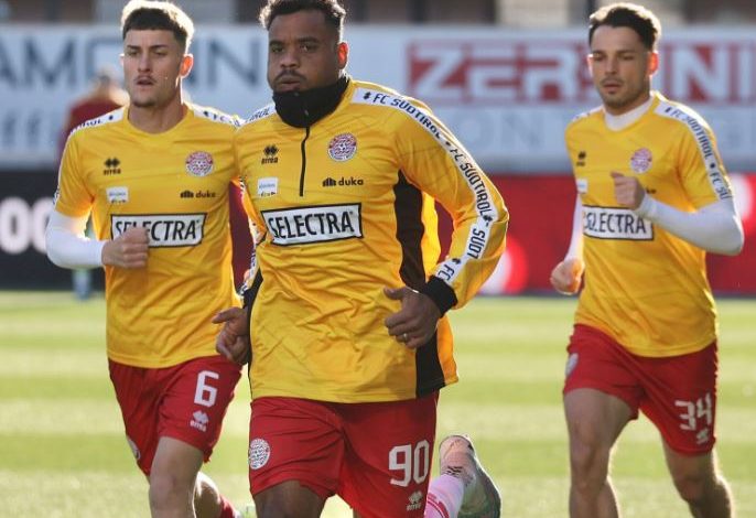 Debutim me barazim, Veseli aktivizohet te skuadra italiane