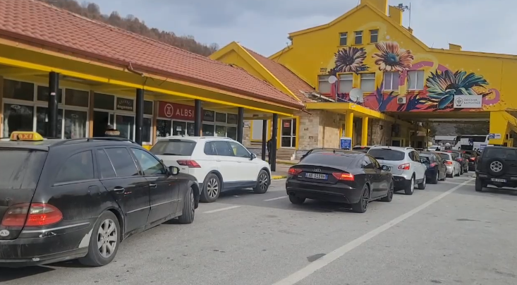 Radhë të gjata në pikat doganore, emigrantët shqiptarë rikthehen në Greqi pas festave të fundvitit! 6952 të larguar vetëm në 24 orët e fundit përmes doganës në Kapshticë