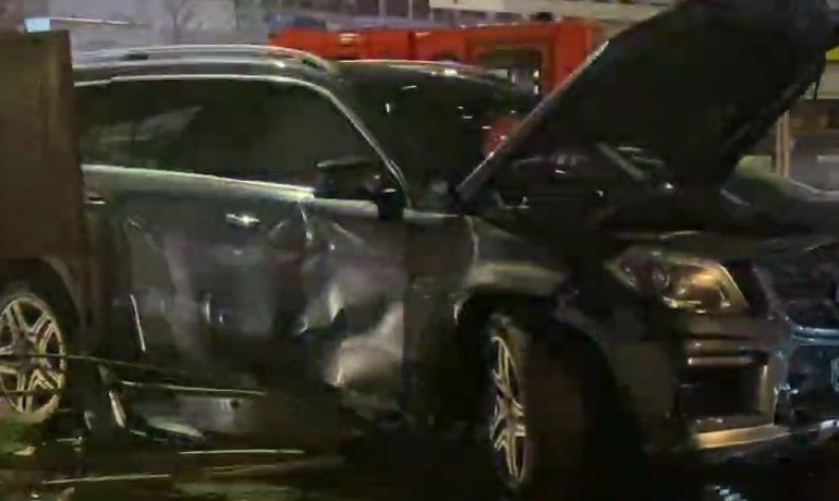 Aksident në Berat! Me shpejtësi të lartë automjeti merr para mbajtëset metalike të rrugës dhe përplaset me shtyllën, shoferi braktis mjetit