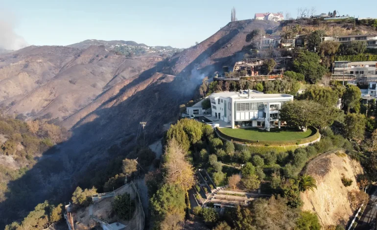 Foto/ Shtëpia e këtij personazhi të njohur i shpëtoi mrekullisht zjarrit