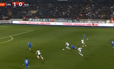 VIDEO/ Fantastik Ernest Muçi, sulmuesi shqiptar shtrin në tokë kundërshtarin dhe realizon një gol me shumë klas në kampionatin turk