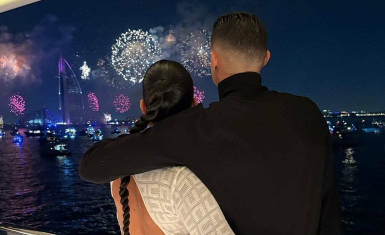 “Për një 2025 plot dritë”, Georgina dhe Cristiano Ronaldon festojnë ndërrimin e viteve në Dubai, shihni fotot e publikuara në Instagram