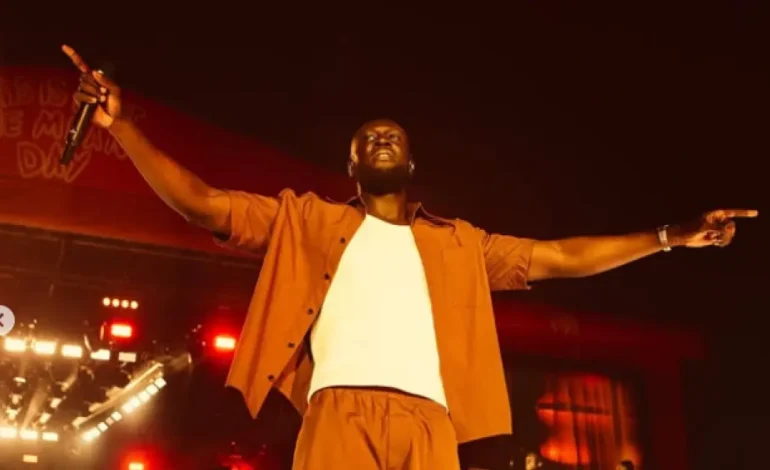 Po fliste në telefon teksa ngiste Rolls-Royce, e pëson reperi Stormzy