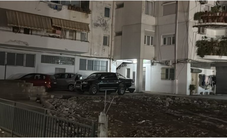 FOTO/ Plagosi me thikë dhe sende të forta dy fqinjët e tij gjatë një sherri në hyrje të pallatit, ky është autori 34-vjeçar