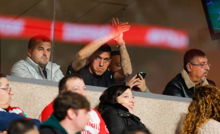 Uzuni në tribunë, bën foto me tifozët dhe merr duartrokitje. Trajneri: Ai që ndahet nga grupi…