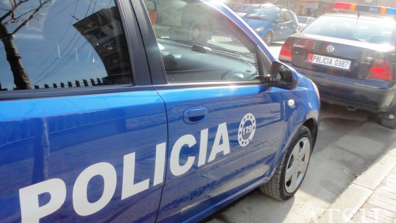 Përplasën me makinë rojen e një parkingu në Krujë, policia arreston turistët turq