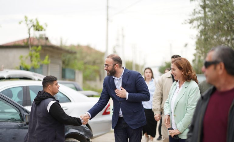 “Në Fier, si në mesjetë”, Bardhi takime me banorët në lagjen Mbrostar Ferko në Fier