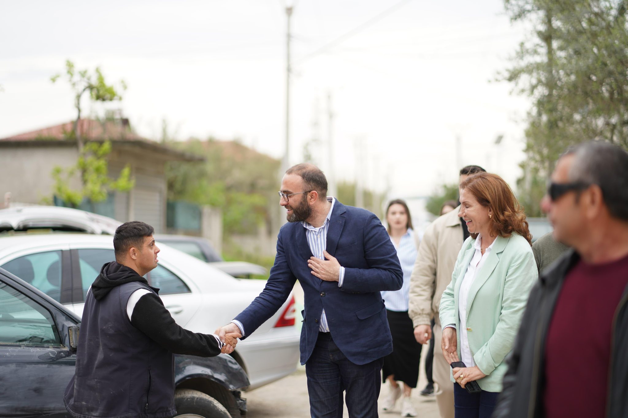 “Në Fier, si në mesjetë”, Bardhi takime me banorët në lagjen Mbrostar Ferko në Fier