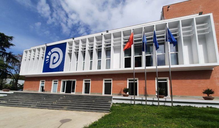 Dega e PD në Cërrik denoncon vjedhjen e zyrës: Kanë marrë kompjutera dhe një televizor