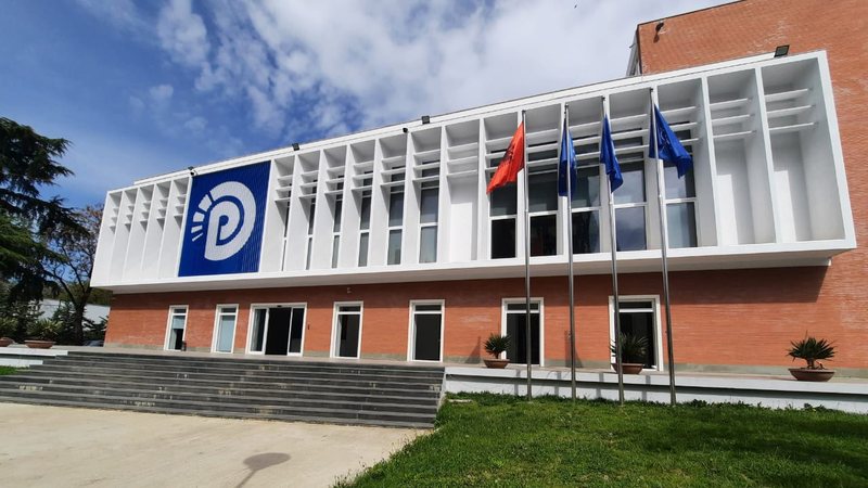 Dega e PD në Cërrik denoncon vjedhjen e zyrës: Kanë marrë kompjutera dhe një televizor
