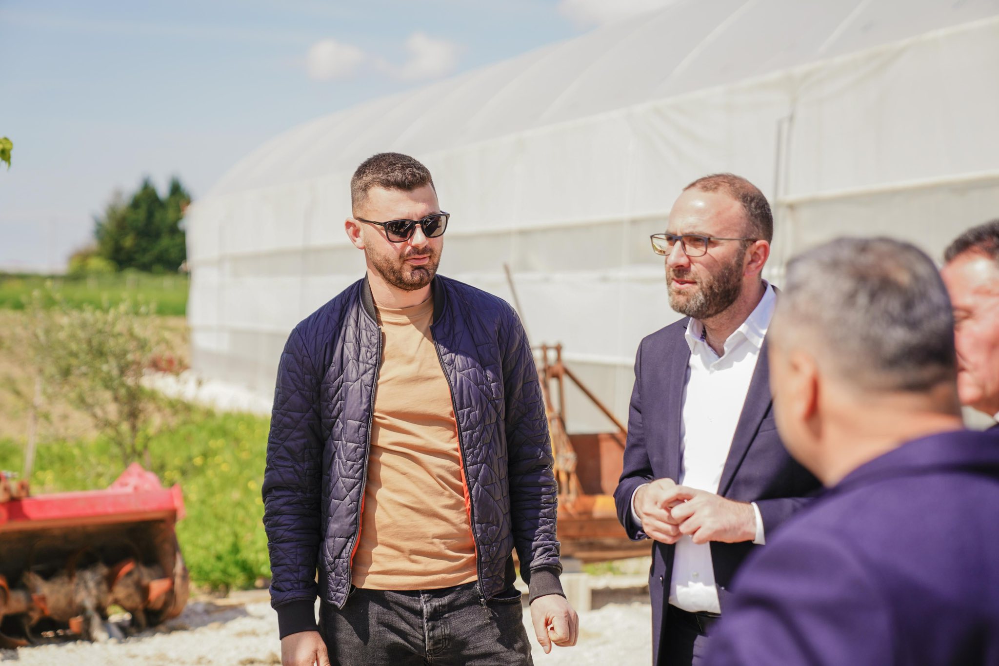 Bardhi në fshatrat e Roskovecit! Fermerët ankohen për investime: Nuk kemi treg, na i marrin produktet për 5 lekë