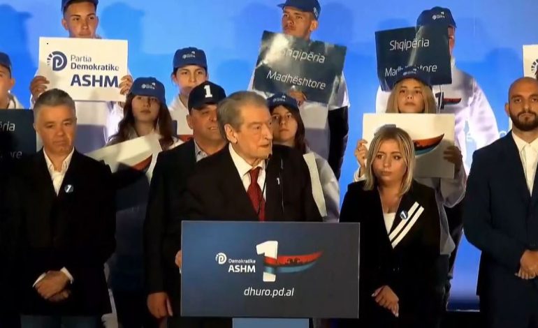 “Burrec dy metra i gjatë”/ Berisha nga Kuçova: Rama i tmerruar, është drejt greminës! S’ia mban të dalë në debat, ka vjedhur 90 përqind të taksave