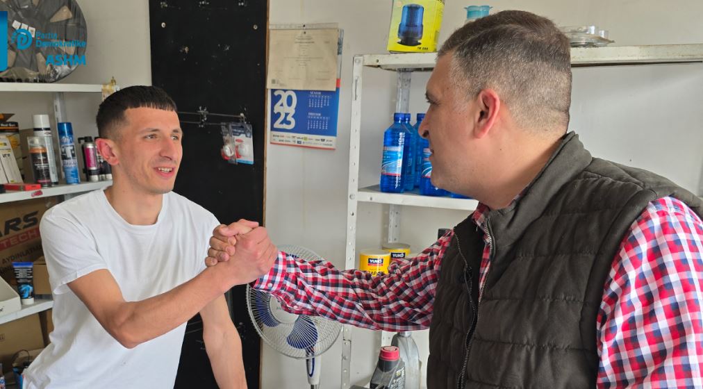 Tedi Blushi takim me banorët e Babrrusë: Entuziazmi për fitoren ndihet në çdo bisedë