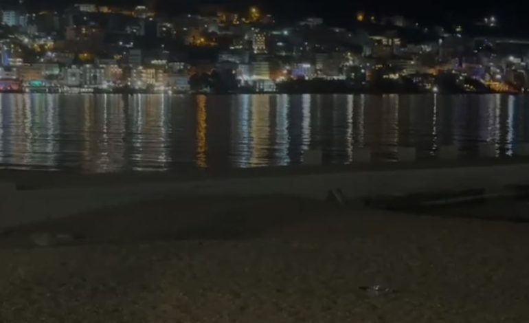 Sarandë/ Hodhën lëndë piroteknike duke krijuar panik në qytet, shoqërohen dy të rinjtë