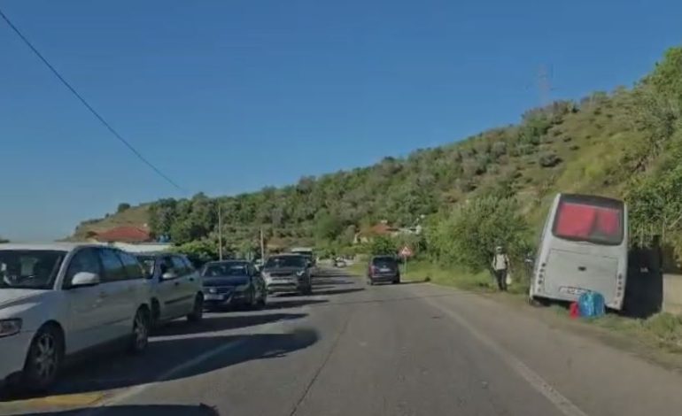 Aksident në aksin Elbasan–Peqin/ Automjeti përplaset me autobusin, disa persona përfundojnë në spital