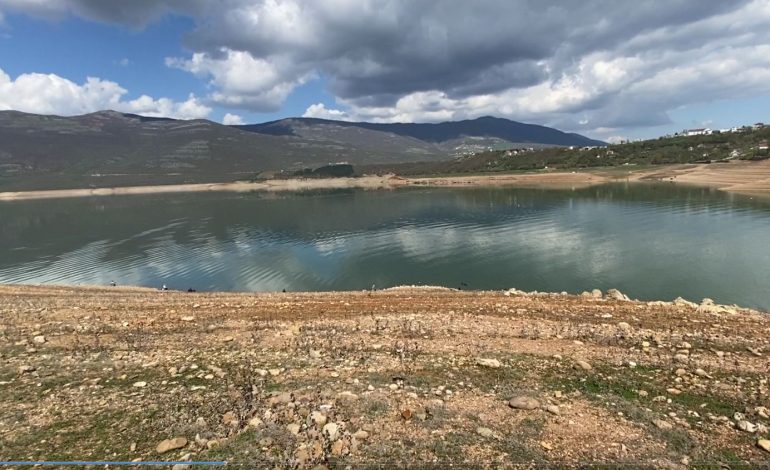 Liqeni i Kukësit, ‘parajsë’ për peshkatarët nga Kosova, por i kërcënuar nga ndotja