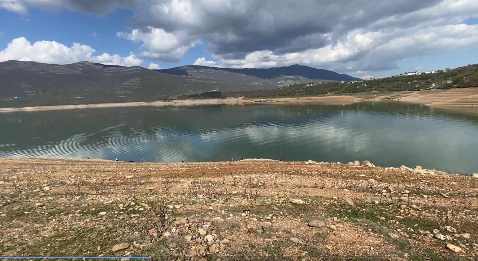 Liqeni i Kukësit, ‘parajsë’ për peshkatarët nga Kosova, por i kërcënuar nga ndotja