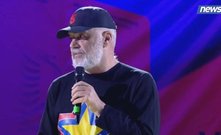 “Pse bën takime vetëm me gratë?”/ Rama përgjigjet nga Vlora: S’i mbledhim për duartrokitje! I mbushim sallat më tepër se ata me kashtën e k*qet e tyre