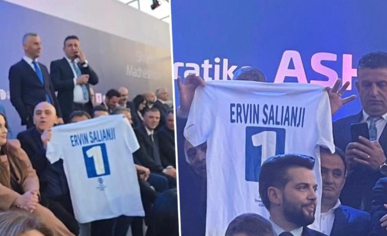 FOTOLAJM/ Ervin Salianji “merr pjesë” në protestë, kandidatët shfaqen me bluza me emrin e ish-deputetit të PD