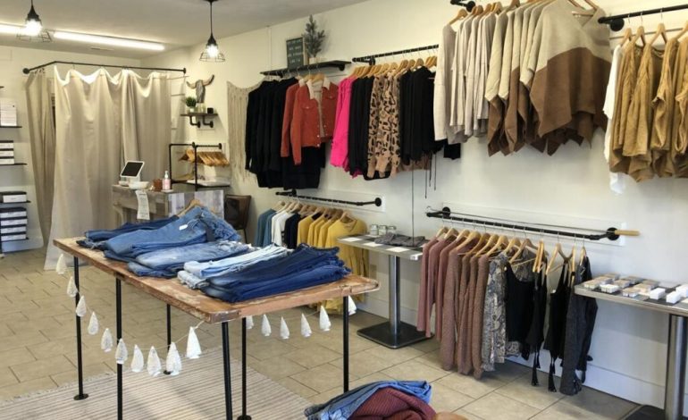 Shqiptarët racionalë me veshjet, shpenzimet thuajse në vendnumëro në dekadën e fundit