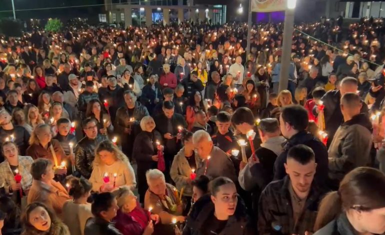 Mijëra besimtarë kremtojnë Pashkët në Katedralen “Ngjallja e Krishtit” në Korçë