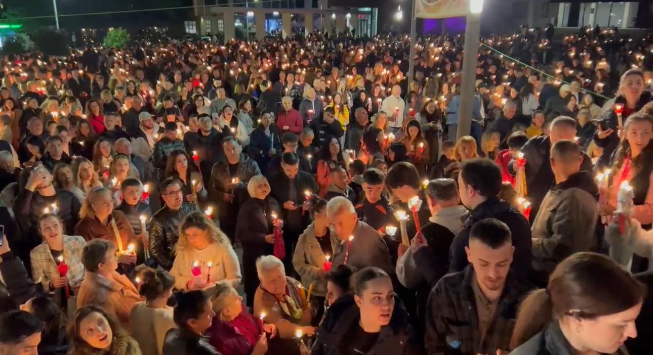 Mijëra besimtarë kremtojnë Pashkët në Katedralen “Ngjallja e Krishtit” në Korçë