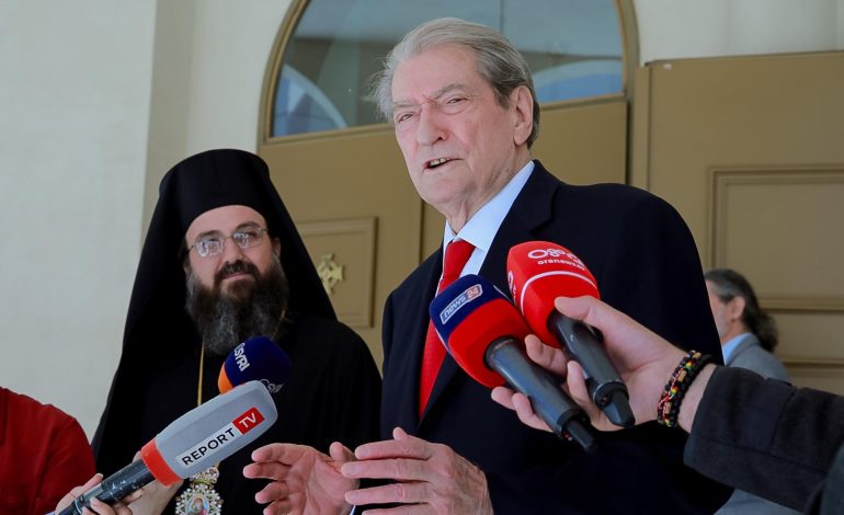 Berisha me Kryepeshkopin Joan: U përpoqën ta fshijnë dhe opozitën, por u ringjall që të përzejë antikrishtin nga trojet shqiptare